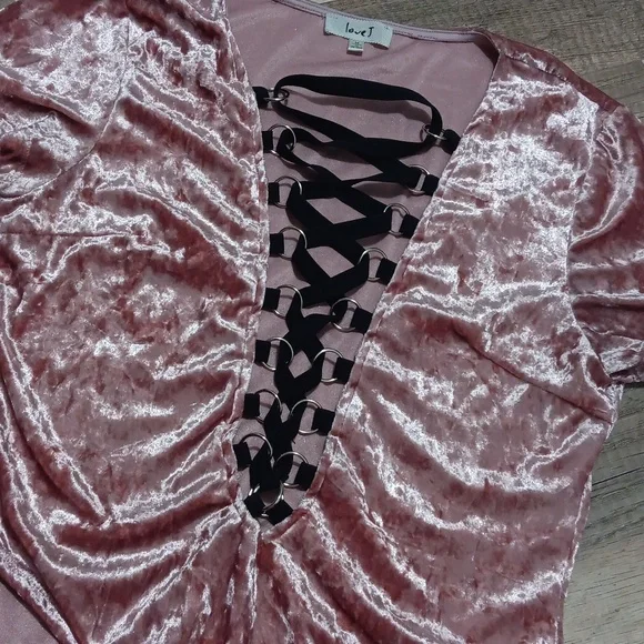 love j. velvet pink bodysuit short sleeves with lace closure in front - Picture 2 of 4